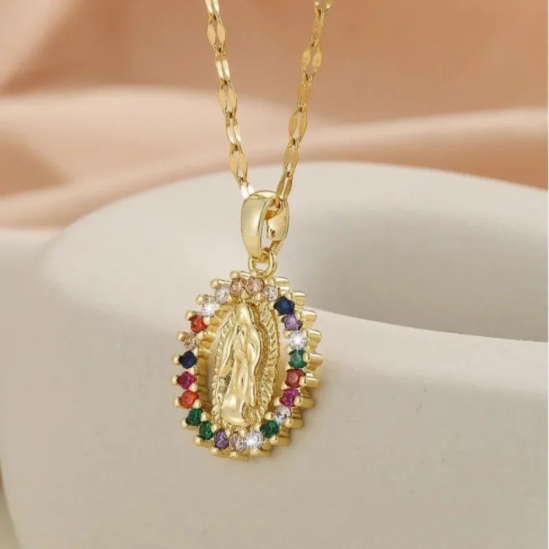 Collar Guadalupe con Detalles en Zirconia