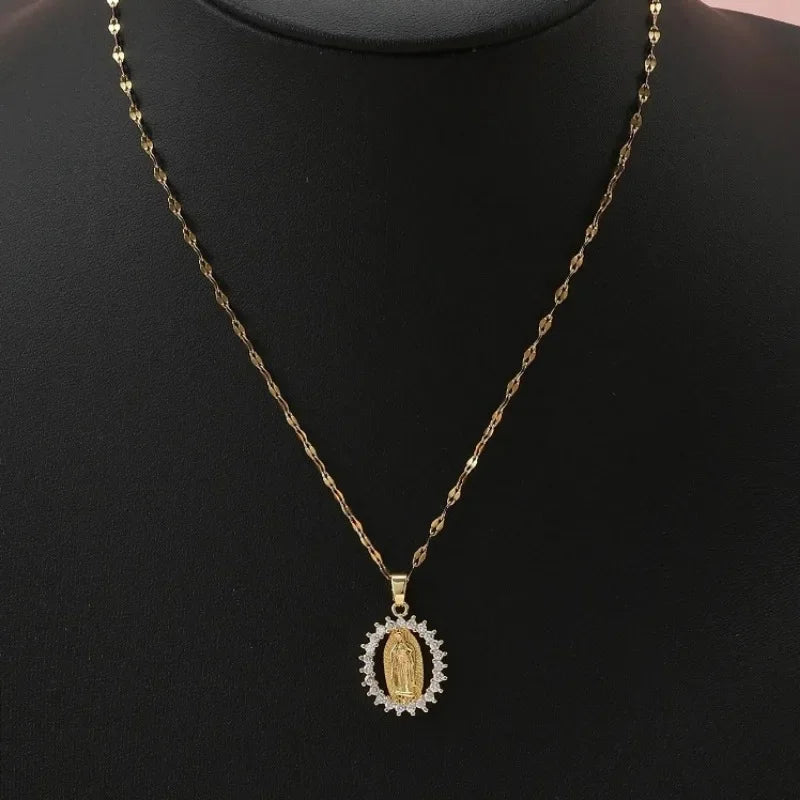 Collar Guadalupe con Detalles en Zirconia